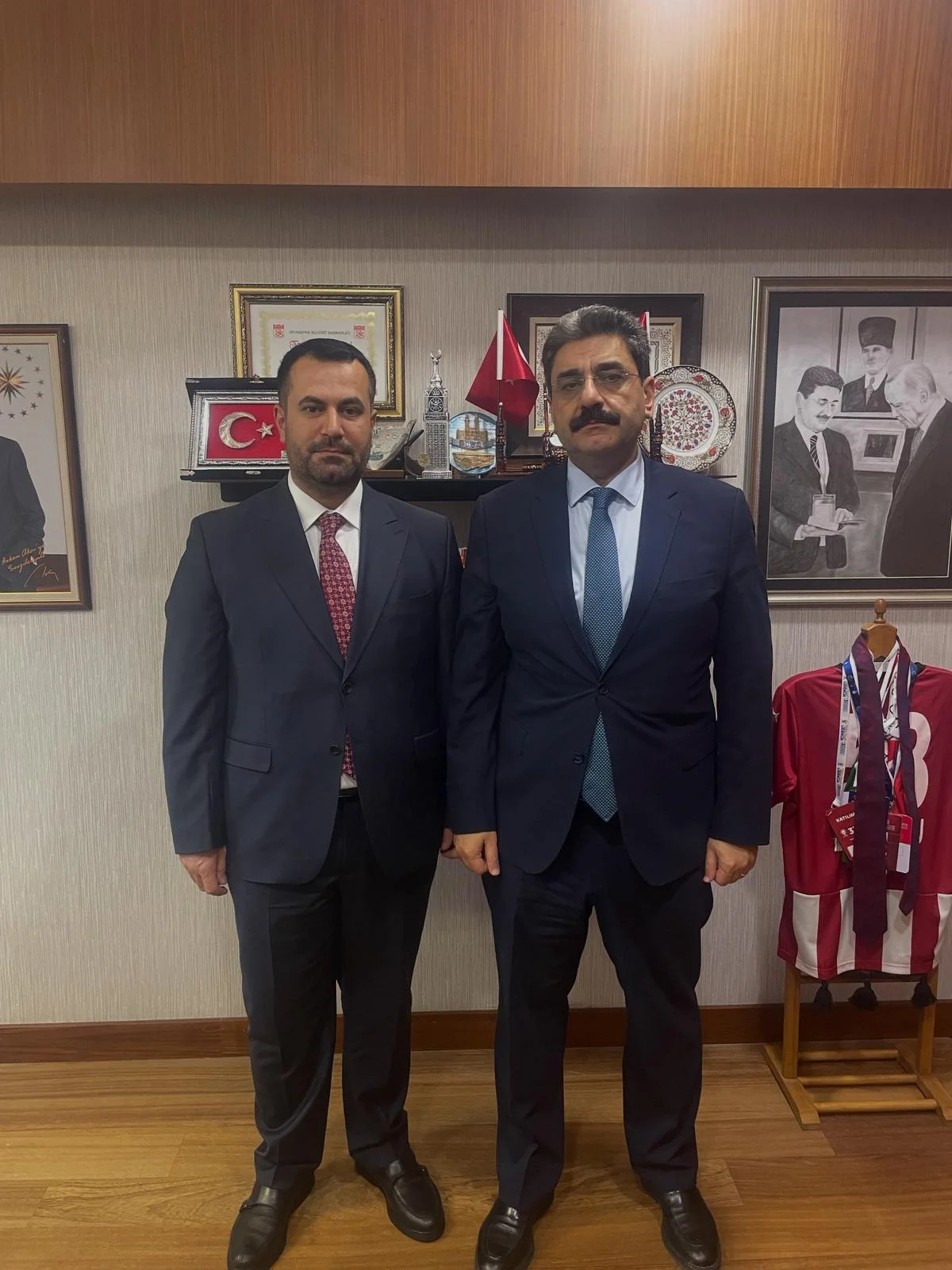 DERNEK BAŞKANIMIZ SİVAS MİLLETVEKİLİ SN. HAKAN AKSU'YA ZİYARETTE BULUNDULAR